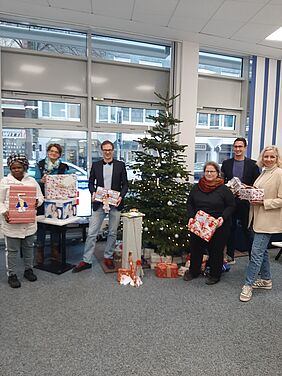 Spendenübergabe vor dem Wunschbaum bei Diesbach Medien