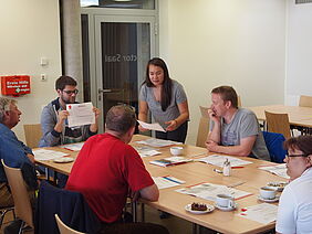 Bewohner besprechen Flyer von Parteien.