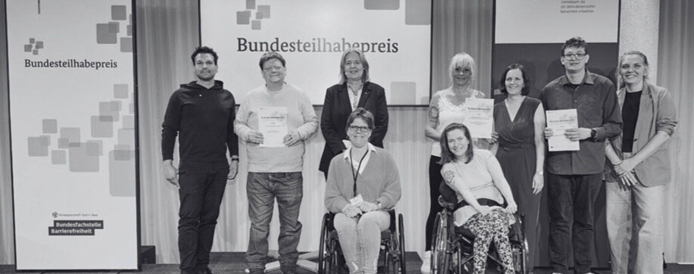 Die Gewinner*innen des Preises posieren mit Bärbel Bas, Bundesarbeitsministerin, auf der Bühne.