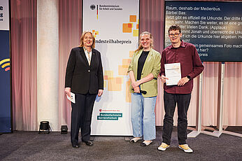 Bärbel Bas, Bundesarbeitsministerin, steht gemeinsam mit Anne-Kathrin Keuk und Ole Frahling auf der Bühne.