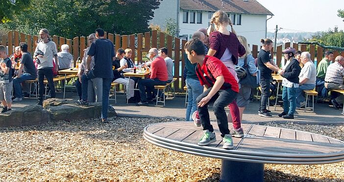 Eine Gruppe Kinder am Spielplatz